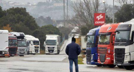 La Jonquera (Girona), 09/01/2021.- Camiones inmovilizados enaparcamientos de La Jonquera (Girona) por el temporal Filomena. EFE/David Borrat.